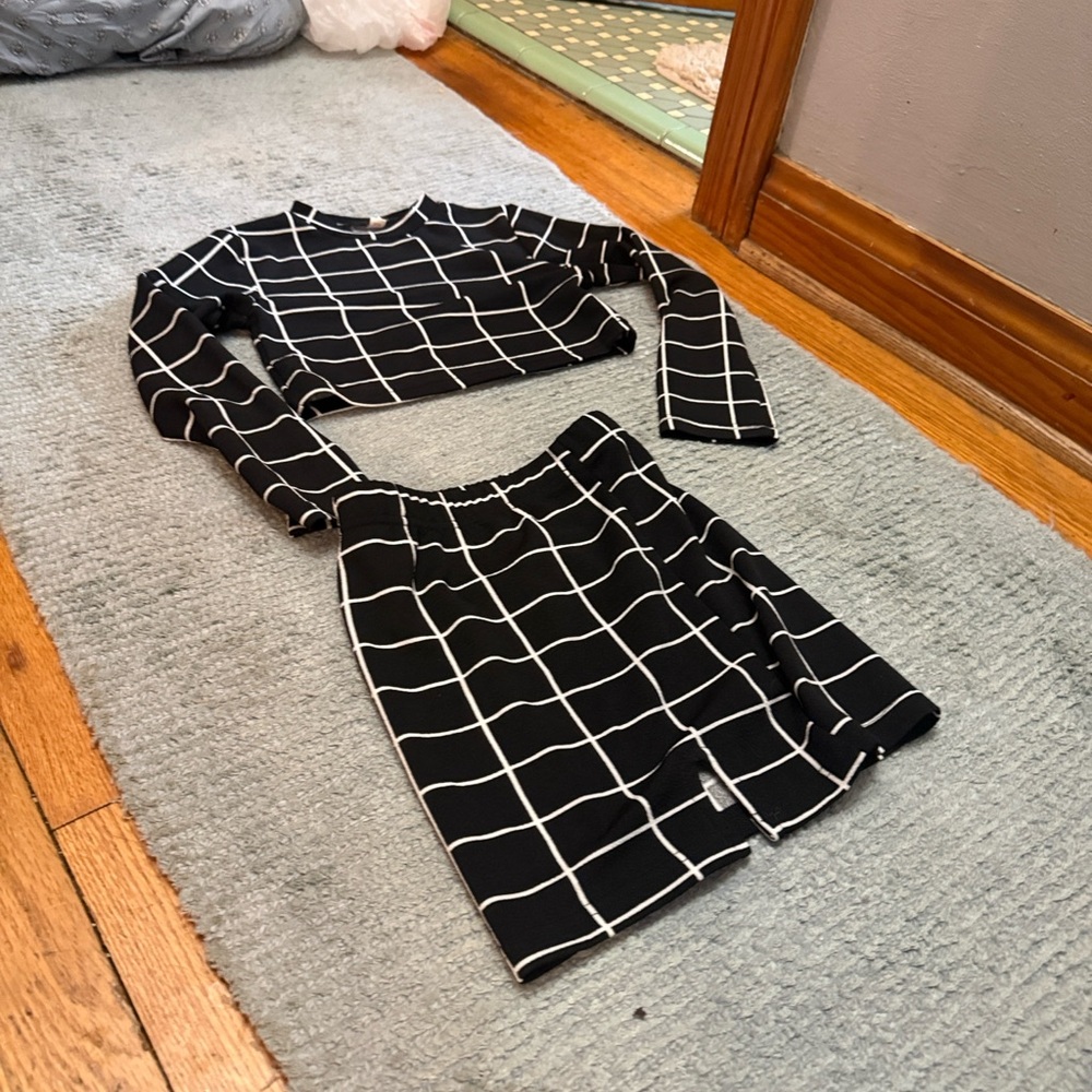 Girls 10/12 Black & White Windowpane Two-Piece skirt Set/ midriff long sleeve